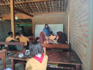 Sekolah Rusak, Siswa SDN di Ngawi Ini Belajar di Teras Rumah Warga