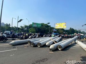 Video: Penampakan Paku Bumi Berserakan hingga Tutupi Jalan Soekarno Hatta Bandung Video: Penampakan Paku Bumi Berserakan hingga Tutupi Jalan Soekarno Hatta Bandung