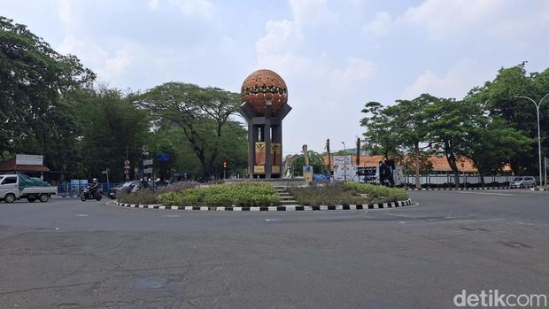 Truk ugal-ugalan menabrak belasan kendaraan hingga diamuk massa di Cipondoh, Tangerang, Banten. Ini lokasinya. (Taufiq/detikcom).