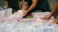 Uang Bertumpuk-tumpuk Hasil Judi Online Disita Polisi