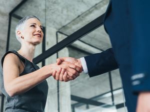 27 Ucapan Selamat Tahun Baru untuk Atasan: Sopan, Berkesan, dan Profesional