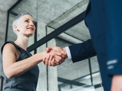 27 Ucapan Selamat Tahun Baru untuk Atasan: Sopan, Berkesan, dan Profesional