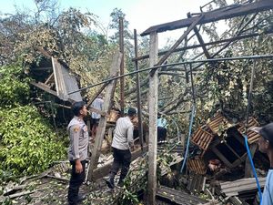 Warga Blitar Tewas Tertimpa Pohon Tumbang Warga Blitar Tewas Tertimpa Pohon Tumbang