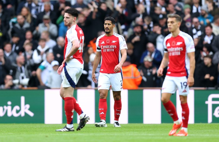 NEWCASTLE UPON TYNE, ENGLAND - NOVEMBER 02: William Saliba of Arsenal looks dejected after Alexander Isak of Newcastle United (not pictured) scores his teams first goal during the Premier League match between Newcastle United FC and Arsenal FC at St James Park on November 02, 2024 in Newcastle upon Tyne, England. (Photo by George Wood/Getty Images)