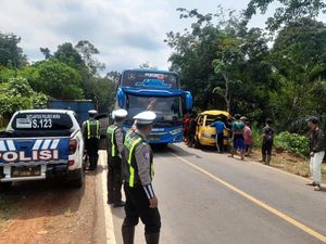 Kronologi Angkot Berisi 8 Orang Terjun ke Jurang hingga 1 Tewas, Hindari Motor Kronologi Angkot Berisi 8 Orang Terjun ke Jurang hingga 1 Tewas, Hindari Motor