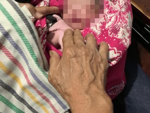 Fakta Pilu Bayi Usia 1 Hari Dibuang di Atap Rumah Warga Tanpa Sehelai Kain Fakta Pilu Bayi Usia 1 Hari Dibuang di Atap Rumah Warga Tanpa Sehelai Kain