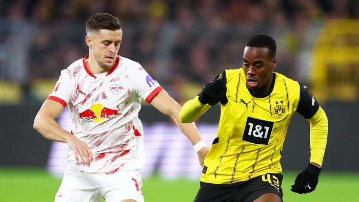 DORTMUND, GERMANY - NOVEMBER 02: Jamie Bynoe-Gittens of Borussia Dortmund is challenged by Christoph Baumgartner of RB Leipzig during the Bundesliga match between Borussia Dortmund and RB Leipzig at Signal Iduna Park on November 02, 2024 in Dortmund, Germany. (Photo by Dean Mouhtaropoulos/Getty Images)