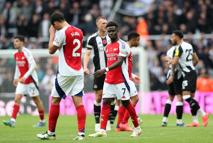 Soccer Football - Premier League - Newcastle United v Arsenal - St James Park, Newcastle, Britain - November 2, 2024 Arsenals Bukayo Saka looks dejected after the match REUTERS/Scott Heppell EDITORIAL USE ONLY. NO USE WITH UNAUTHORIZED AUDIO, VIDEO, DATA, FIXTURE LISTS, CLUB/LEAGUE LOGOS OR LIVE SERVICES. ONLINE IN-MATCH USE LIMITED TO 120 IMAGES, NO VIDEO EMULATION. NO USE IN BETTING, GAMES OR SINGLE CLUB/LEAGUE/PLAYER PUBLICATIONS. PLEASE CONTACT YOUR ACCOUNT REPRESENTATIVE FOR FURTHER DETAILS..