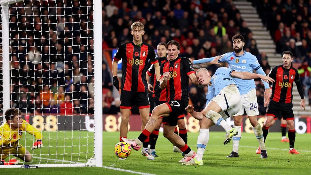 Momen Haaland gagal mencetak gol ke gawang Bournemouth. Foto: Getty Images/Alex Pantling