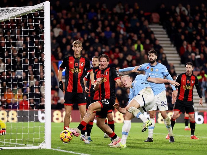 BOURNEMOUTH, ENGLAND - NOVEMBER 02: Erling Haaland of Manchester City shoots whilst under pressure from Illya Zabarnyi of AFC Bournemouth during the Premier League match between AFC Bournemouth and Manchester City FC at Vitality Stadium on November 02, 2024 in Bournemouth, England. (Photo by Alex Pantling/Getty Images)