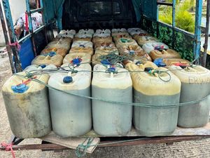 Polisi Tangkap 2 Pelaku Penimbunan Ribuan Liter Pertalite di Mentawai