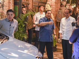 Presiden Prabowo Makan Malam Bersama Jokowi di Solo, Begini Momennya
