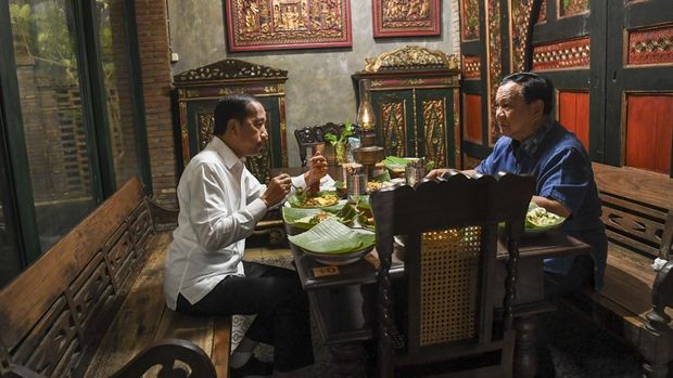 Presiden Prabowo Subianto (kanan) berbincang dengan Presiden RI ketujuh Joko Widodo (kiri) saat makan malam di Solo, Jawa Tengah, Minggu (3/11/2024). ANTARA FOTO/Galih Pradipta/nym.