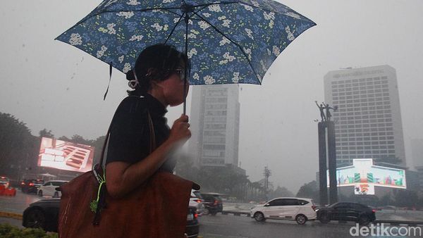 Hujan Deras Guyur Jakarta