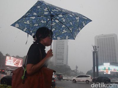 Hujan Deras Guyur Jakarta