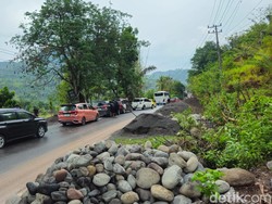 2 Jam Jalan Poros Malino-Makassar Macet, Antrean Kendaraan Mengular 1,5 Km