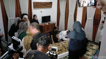 Tangisan Pilu Sambut Pulang Dina Mariana