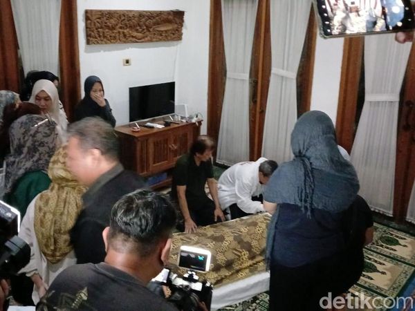 Jenazah Dina Mariana Tiba di Rumah Duka