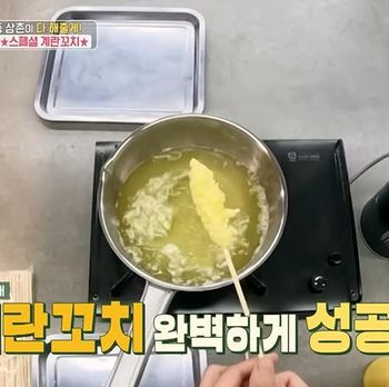 Kim Jae Joong memasak telur gulung
