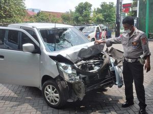Adu Banteng Mobil Karimun Vs 2 Motor di Timur Simpang Blok O Jogja Adu Banteng Mobil Karimun Vs 2 Motor di Timur Simpang Blok O Jogja