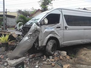Hiace Oleng Tabrak Pagar di Wonosari, 4 Orang Luka