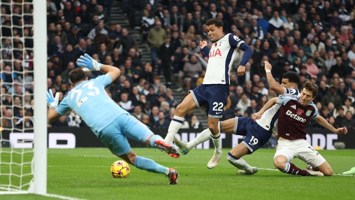 LONDON, ENGLAND - NOVEMBER 3: Tottenham Hotspurs Brennan Johnson scores his sides first goal during the Premier League match between Tottenham Hotspur FC and Aston Villa FC at Tottenham Hotspur Stadium on November 3, 2024 in London, England. (Photo by Rob Newell - CameraSport via Getty Images)