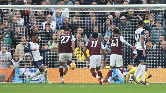 LONDON, ENGLAND - NOVEMBER 3: Aston Villas Morgan Rogers scores his sides first goal during the Premier League match between Tottenham Hotspur FC and Aston Villa FC at Tottenham Hotspur Stadium on November 3, 2024 in London, England. (Photo by Rob Newell - CameraSport via Getty Images)