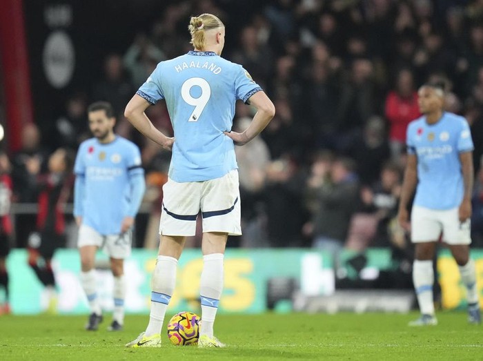 Manchester City's Erling Haaland waits to restart the game after Bournemouth's Evanilson score his sides second goal during the English Premier League soccer match between Bournemouth and Manchester City at the Vitality stadium in Bournemouth, England, Saturday, Nov. 2, 2024. (AP Photo/Kirsty Wigglesworth)