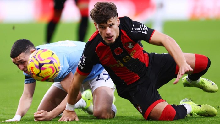 BOURNEMOUTH, ENGLAND - NOVEMBER 02:  Milos Kerkez of Bournemouth battles for the ball with Phil Foden of Manchester City during the Premier League match between AFC Bournemouth and Manchester City FC at Vitality Stadium on November 02, 2024 in Bournemouth, England. (Photo by Dan Istitene/Getty Images)