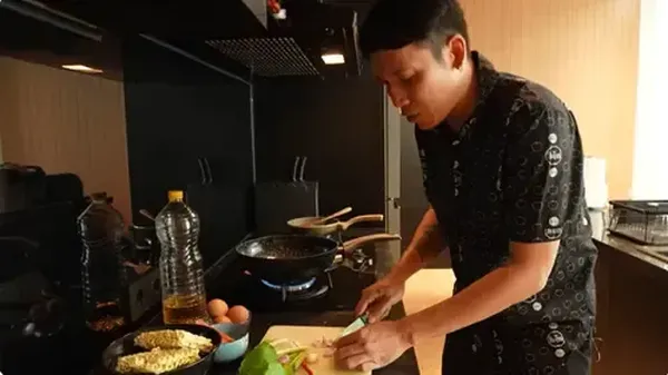 Momen Desta Mahendra Jajan Siomay hingga Makan Nasi Rames