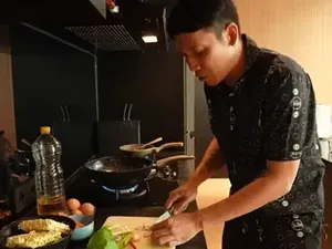 Momen Desta Mahendra Jajan Siomay hingga Makan Nasi Rames