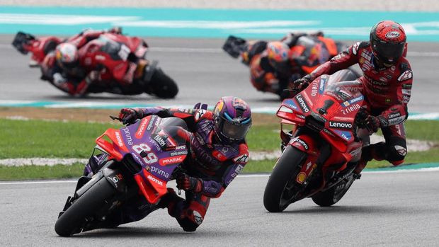 MotoGP - Malaysian Grand Prix - Sepang International Circuit, Sepang, Malaysia - November 2, 2024 Prima Pramac Racing's Jorge Martin and Ducati Lenovo Team's Francesco Bagnaia in action during the MotoGP sprint REUTERS/Hasnoor Hussain