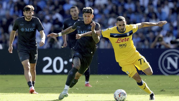 Napolis Mathias Olivera and Atalantas Davide Zappacosta, right, vie for the ball during the Serie A soccer match between Napoli and Atalanta at the Diego Armando Maradona Stadium in Naples, southern italy, Sunday , Nov. 3 , 2024. (Alessandro Garofalo/LaPresse via AP)