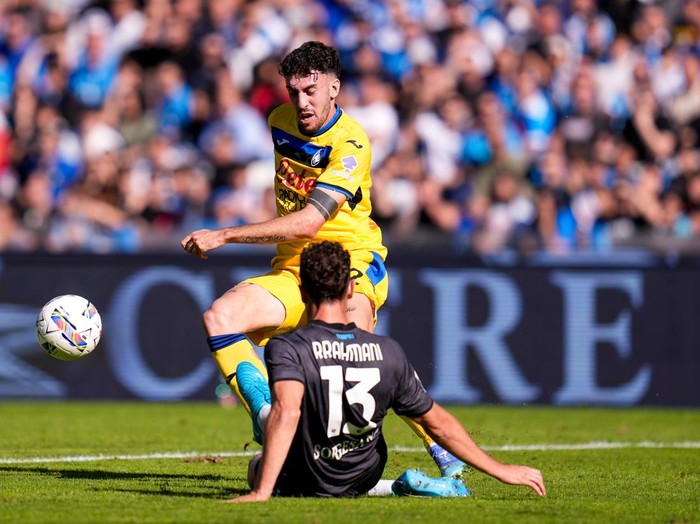 Matteo Ruggeri of Atalanta BC and Amir Rrahmani of SSC Napoli compete for the ball during the serie Serie A Enilive match between SSC Napoli and Atalanta BC at Stadio Diego Armando Maradona on November 3, 2024 in Naples, Italy  (Photo by Giuseppe Maffia/NurPhoto via Getty Images)