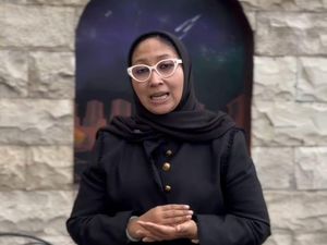 Ning Eva Ponpes Al Falah Kediri Ajak Warga Jatim Pilih Risma-Gus Hans Ning Eva Ponpes Al Falah Kediri Ajak Warga Jatim Pilih Risma-Gus Hans