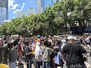 Warga Surabaya Rela Panas-panasan Nonton Parade Surabaya Juang 2024 Warga Surabaya Rela Panas-panasan Nonton Parade Surabaya Juang 2024