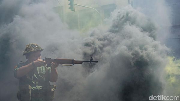 Aksi Pertempuran di Parade Surabaya Juang 2024