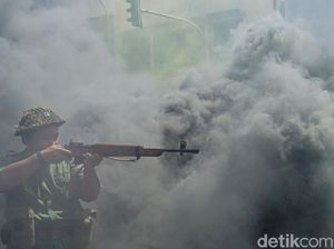 Aksi Pertempuran di Parade Surabaya Juang 2024 Aksi Pertempuran di Parade Surabaya Juang 2024