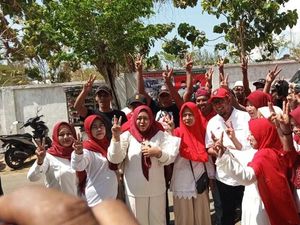 Blusukan ke Pasar Sabtuan, Achmad Fauzi Disambut Antusias Emak-emak