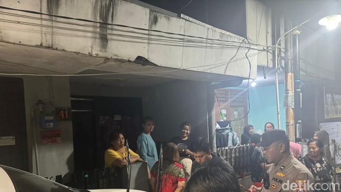 Penemuan bayi dengan tali pusar di rumah warga Penemuan bayi dengan tali pusar di rumah warga