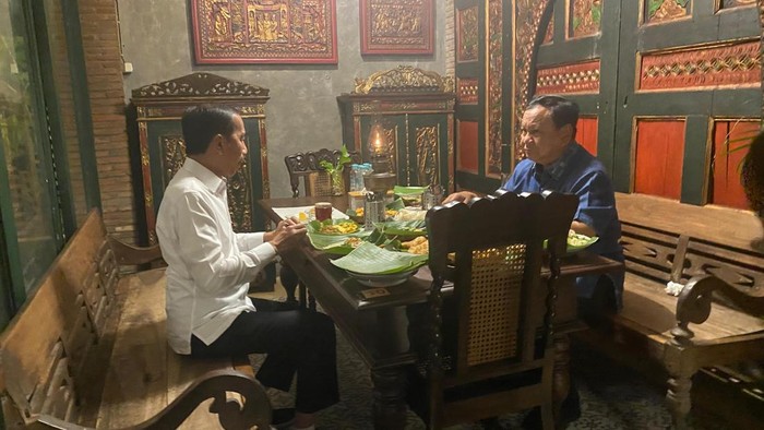 Prabowo makan malam dengan Jokowi di Angkringan Omah Semar, Solo