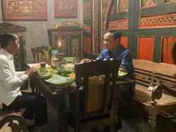 Video: Momen Presiden Prabowo Makan Malam Bersama Jokowi di Solo