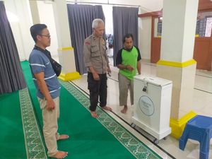 Pria Bobol Kotak Amal Masjid di Depok Terekam CCTV, Uang Rp 500 Ribu Raib Pria Bobol Kotak Amal Masjid di Depok Terekam CCTV, Uang Rp 500 Ribu Raib