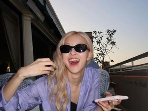 Wow! Pose Keren Rose BLACKPINK Saat Cicip Hotdog dan Oyster Wow! Pose Keren Rose BLACKPINK Saat Cicip Hotdog dan Oyster