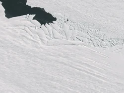 NASA Deteksi Asap Misterius Muncul dari Antartika