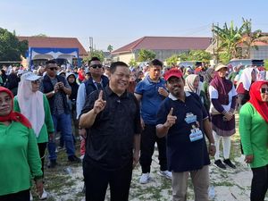 SF Hariyanto Titip Jalan Mulus Dijaga saat Jalan Santai Bareng Pendukung SF Hariyanto Titip Jalan Mulus Dijaga saat Jalan Santai Bareng Pendukung