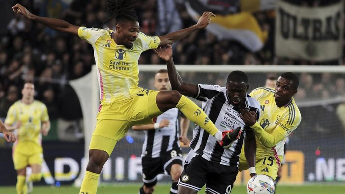 Juventus Khephren Thuram, left, fights for the ball with Udineses Keinan Davis during the Italian Serie A soccer match between Udinese and Juventus at the Bluenergy Stadium in Udine, Italy, Saturday, Nov. 2, 2024. (Andrea Bressanutti/LaPresse via AP)