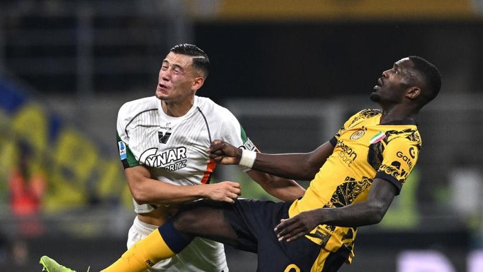 MILAN, ITALY - NOVEMBER 03: Jay Idzes of Venezia competes for the ball with Marcus Thuram of Internazionale during the Serie A match between Inter and Venezia at Stadio Giuseppe Meazza on November 03, 2024 in Milan, Italy. (Photo by Image Photo Agency/Getty Images)