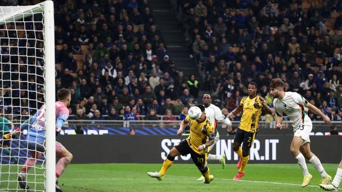 MILAN, ITALY - NOVEMBER 03: Lautaro Martinez of FC Internazionale scores his teams first goal during the Serie A match between FC Internazionale and Venezia at Stadio Giuseppe Meazza on November 03, 2024 in Milan, Italy. (Photo by Marco Luzzani/Getty Images)