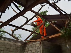 Hujan Lebat Disertai Angin Kencang Rusak 27 Rumah di Tulungagung